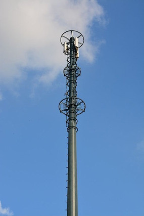 藍天下的移動信號塔