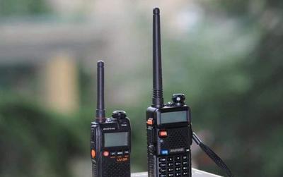 對講機與手機通訊機制對比 為何對講機無需基站，手機卻必須依賴？